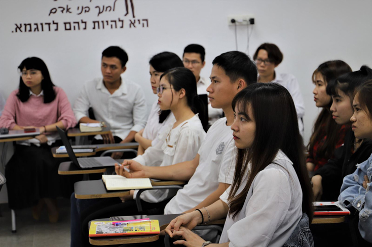 Thăm hỏi, động viên các tu nghiệp sinh Việt Nam tại Israel sau xung đột chiến sự