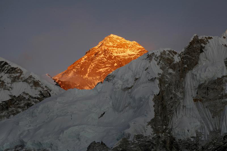 Hàng trăm nhà leo núi vẫn quyết chinh phục đỉnh Everest bất chấp dịch COVID-19