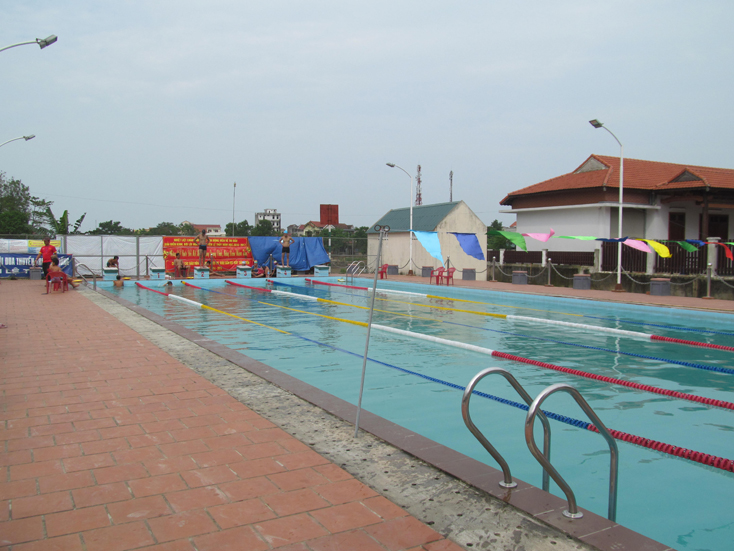 Ngày hè, dạy bơi cho trẻ