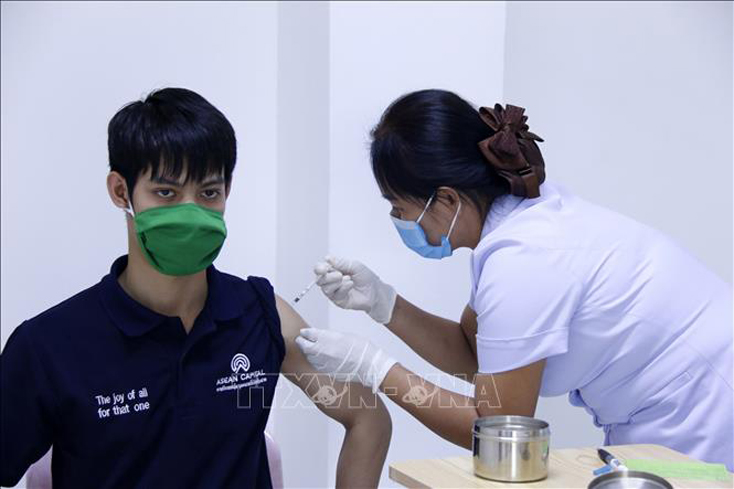 Lào kêu gọi người dân đi tiêm vaccine phòng COVID-19