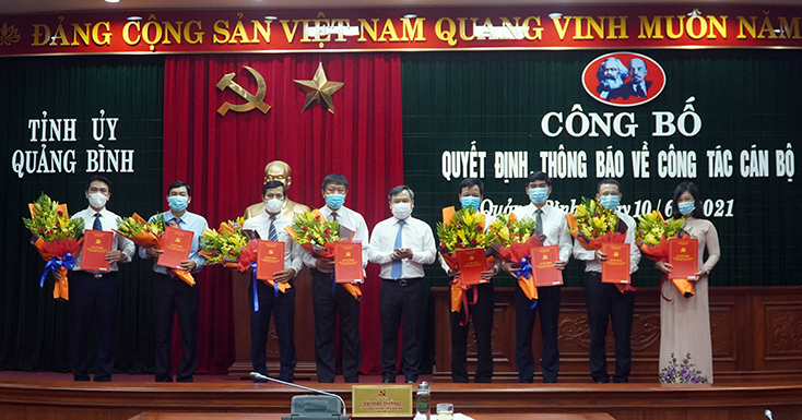 Thường trực Tỉnh ủy: Công bố quyết định, thông báo về công tác cán bộ