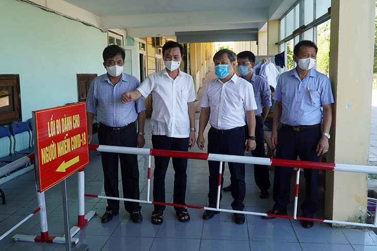 Đồng chí Bí thư Tỉnh ủy Vũ Đại Thắng kiểm tra bệnh viện dã chiến điều trị Covid-19