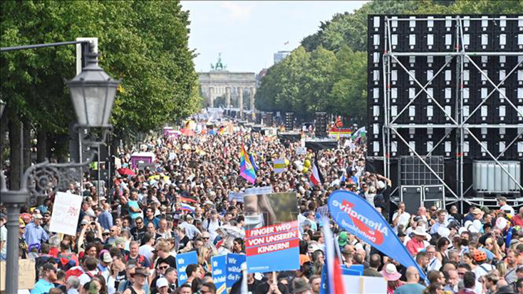 Cảnh sát Đức bắt giữ hàng trăm người biểu tình quá khích ở Berlin