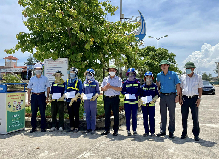 Đồng chí Phó Bí thư Thường trực Tỉnh ủy làm việc với công ty cổ phần Môi trường và Phát triển đô thị Quảng Bình