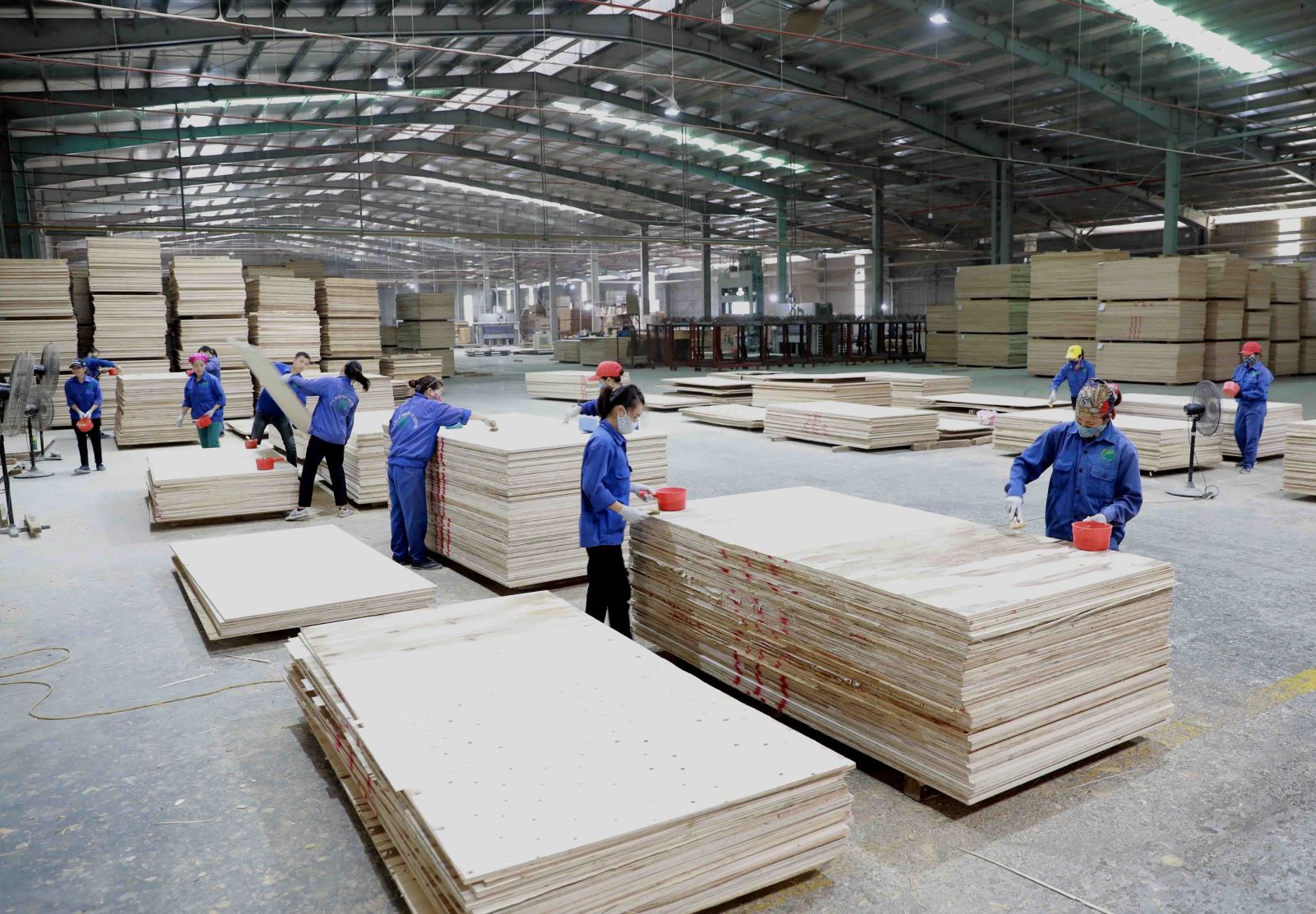 Vượt 'bão COVID-19', đất nước vững vàng bước vào năm mới 2022