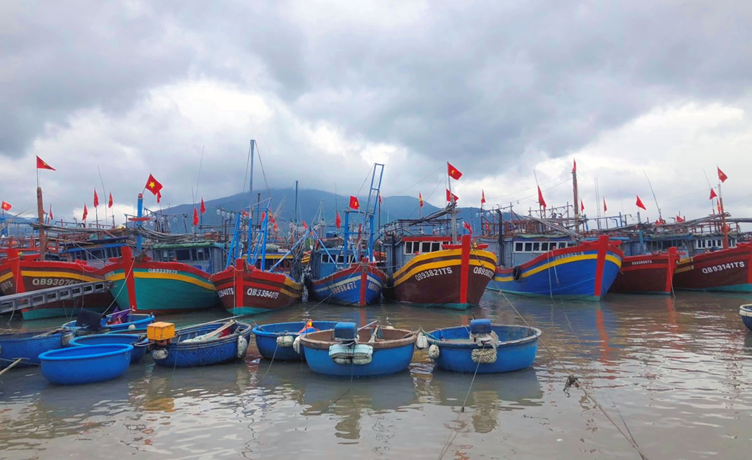 Xăng dầu tăng giá, ngư dân "khó chồng khó"