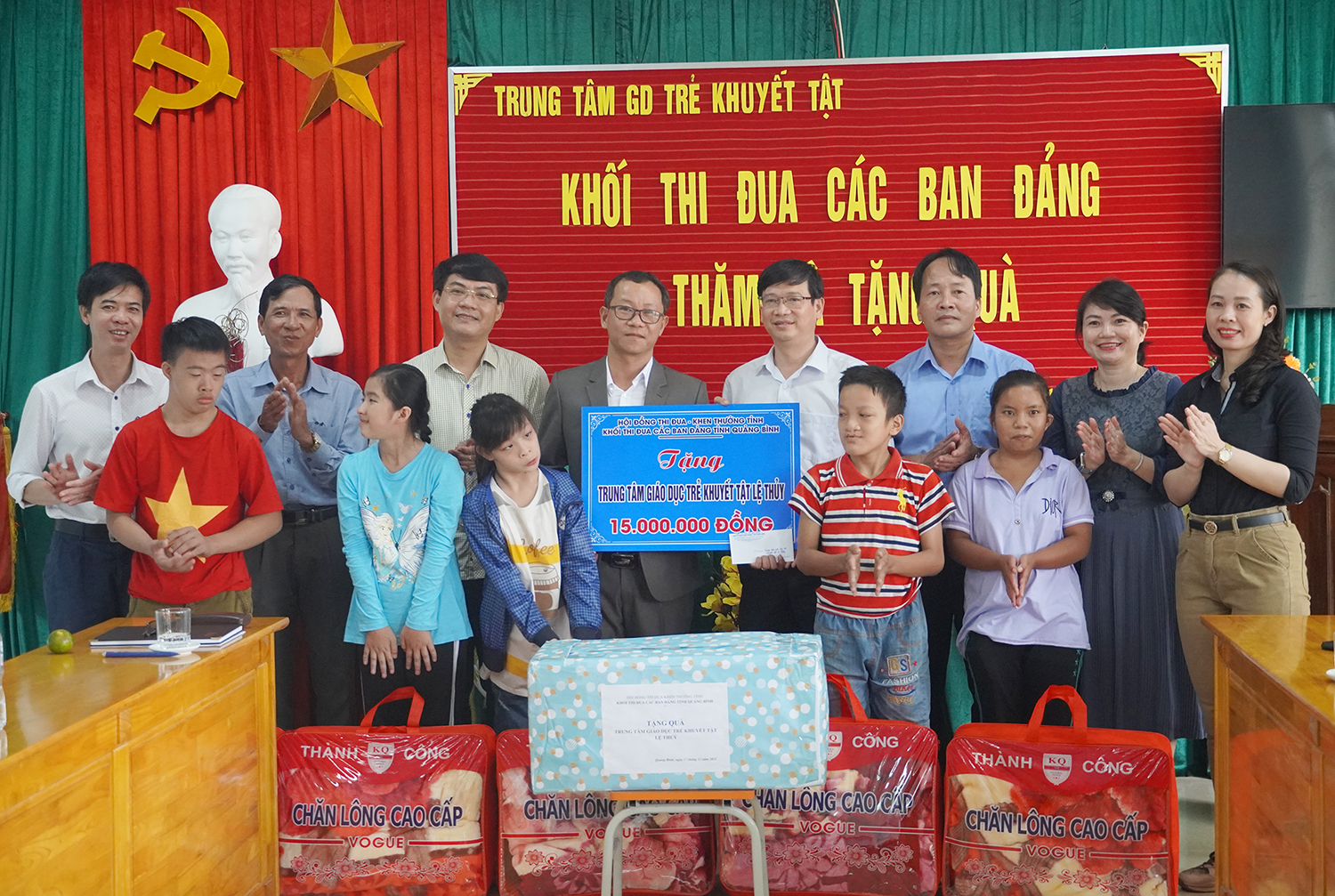 Tặng quà cho trung tâm giáo dục trẻ khuyết tật ở Lệ Thủy và Đồng Hới