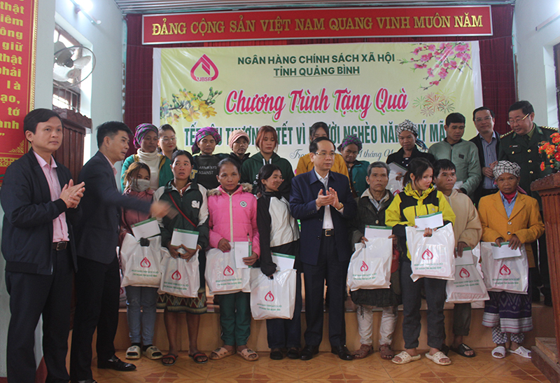 Chương trình tặng quà "Tết yêu thương-Tết vì người nghèo"