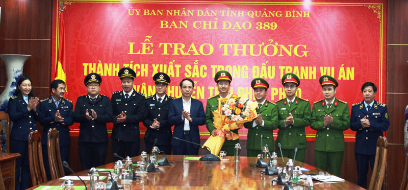 Trao thưởng thành tích xuất sắc trong đấu tranh vụ án vận chuyển pháo trái phép