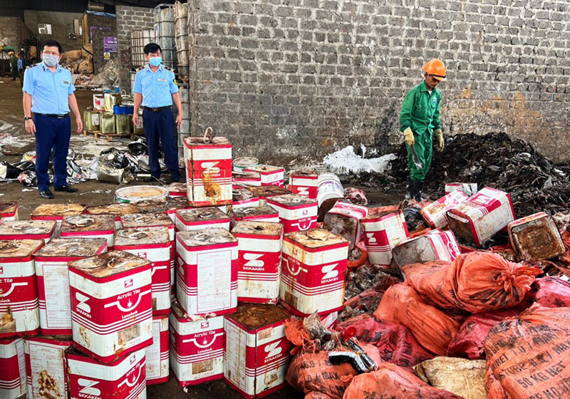 Tiêu hủy hơn 8,5 tấn hóa chất, sơn tường, thuốc diệt chuột