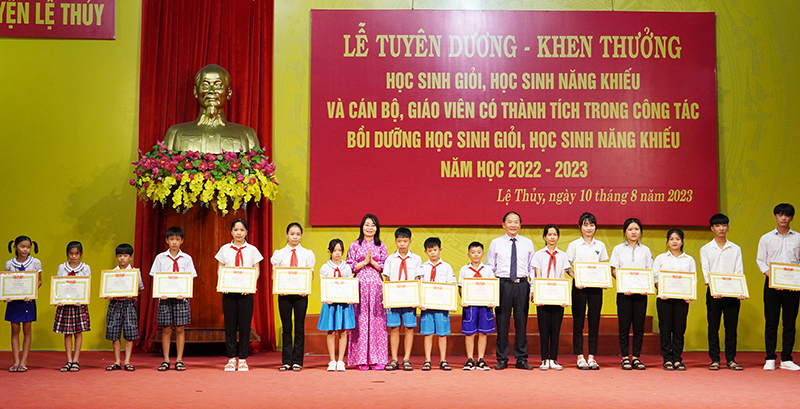 Lệ Thủy: Tuyên dương, khen thưởng học sinh giỏi, học sinh năng khiếu và giáo viên