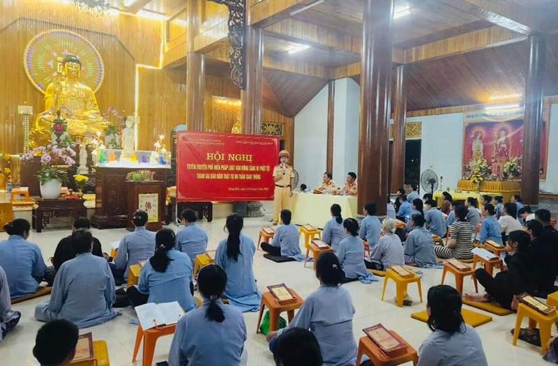 Tuyên truyền pháp luật về trật tự an toàn giao thông cho tăng ni, phật tử