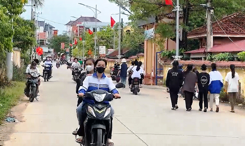 Tạo thói quen đội mũ bảo hiểm cho học sinh
