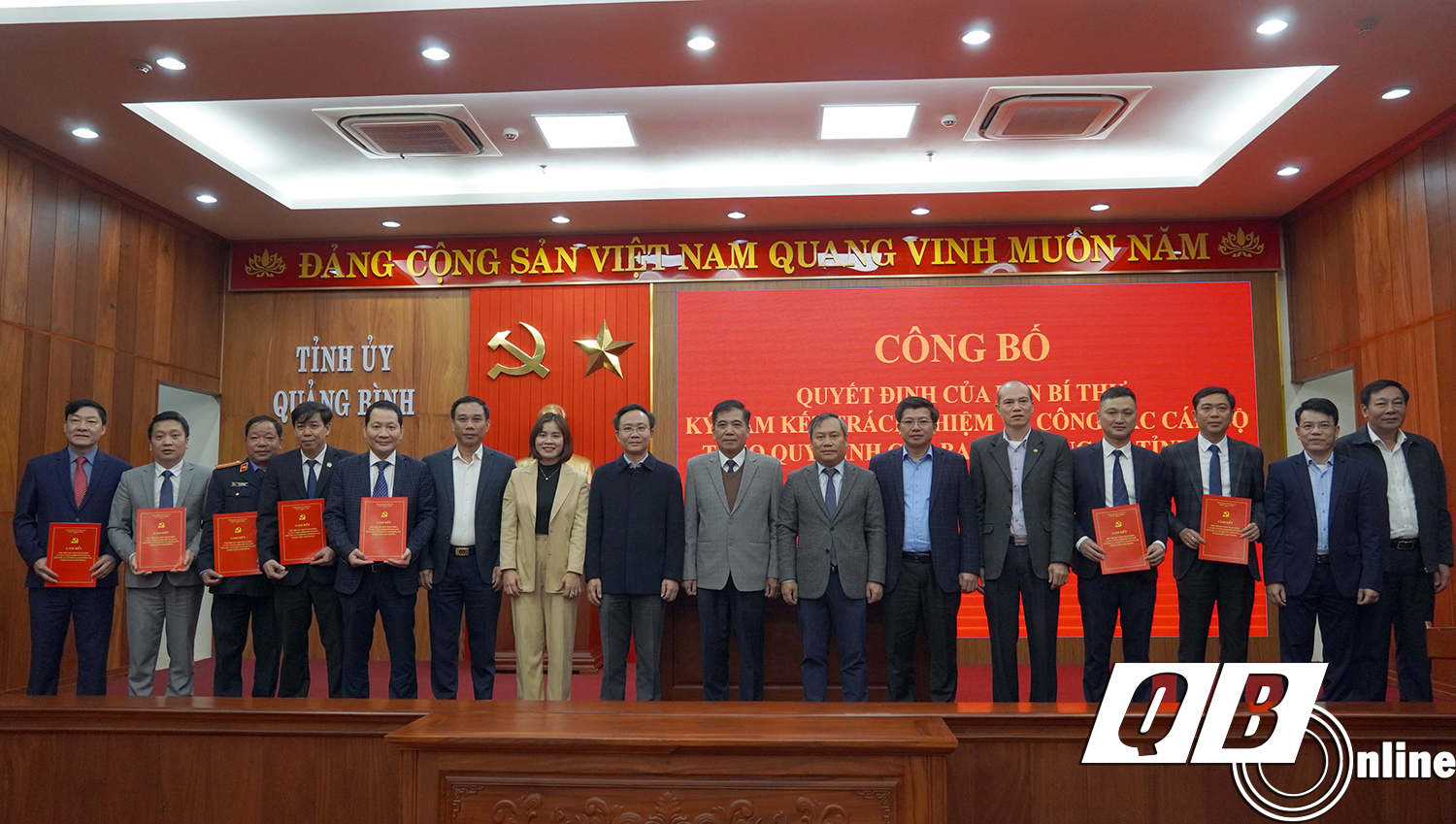 Công bố quyết định của Ban Bí thư và ký cam kết trách nhiệm về công tác cán bộ