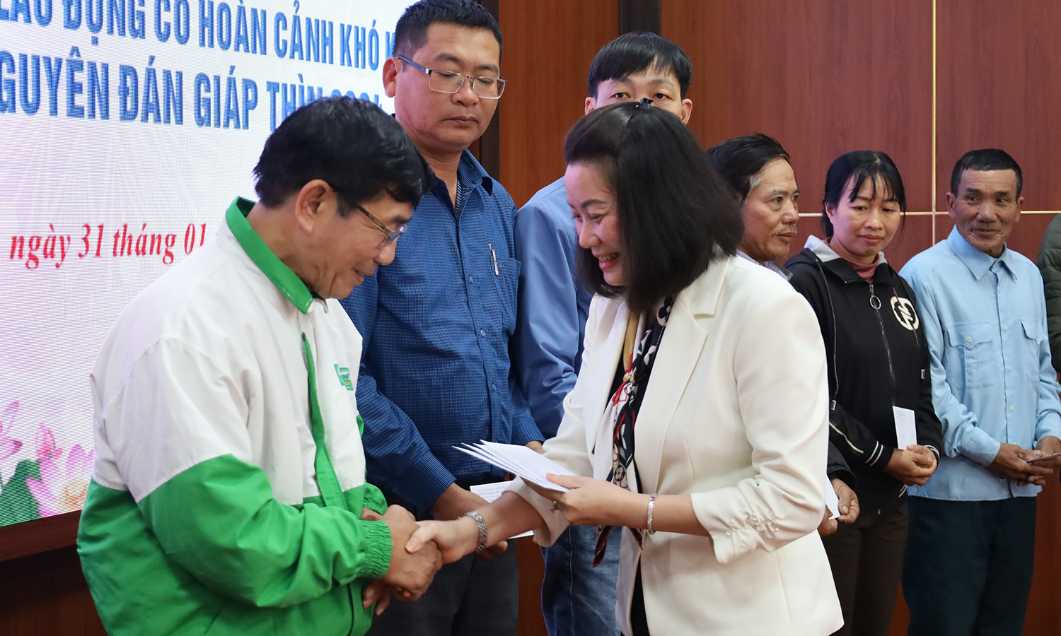Trao 100 suất quà Tết cho đoàn viên, người lao động có hoàn cảnh khó khăn