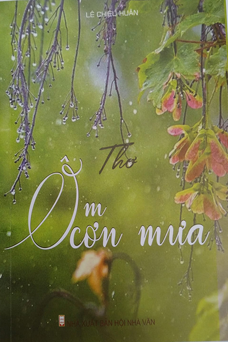 "Ôm cơn mưa" một giọng thơ hồn hậu, chân thành