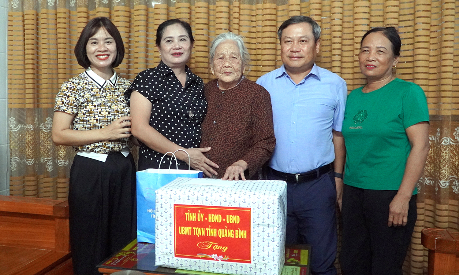 Đồng chí Bí thư Tỉnh ủy Vũ Đại Thắng thăm, tặng quà gia đình chính sách