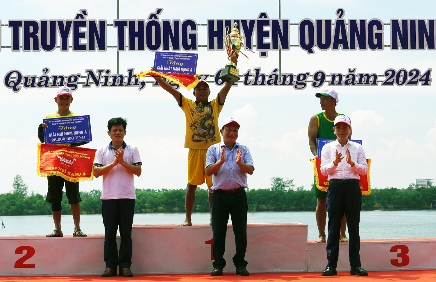 Quảng Ninh: Lễ hội đua thuyền truyền thống trên sông Nhật Lệ