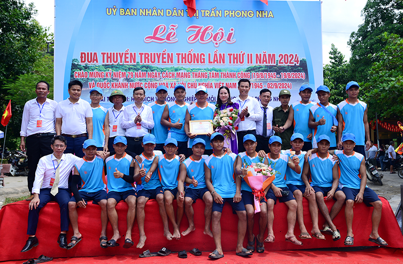 Bố Trạch: Sôi nổi lễ hội đua thuyền thị trấn Phong Nha lần thứ II