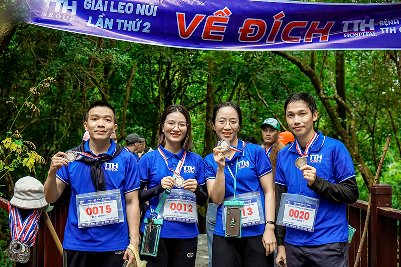 Hơn 250 vận động viên tham gia giải leo núi Thần Đinh lần thứ 2