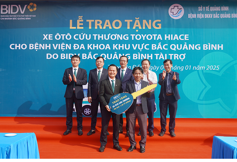 BIDV Bắc Quảng Bình tặng xe cứu thương cho Bệnh viện đa khoa khu vực Bắc Quảng Bình
