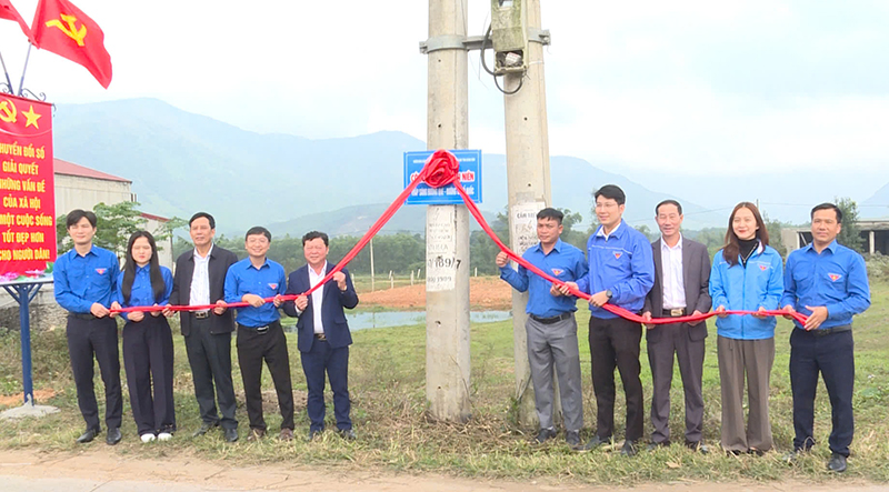 Hỗ trợ công trình "Thắp sáng đường quê" và "Đường cờ Tổ quốc" tại xã Quảng Hợp