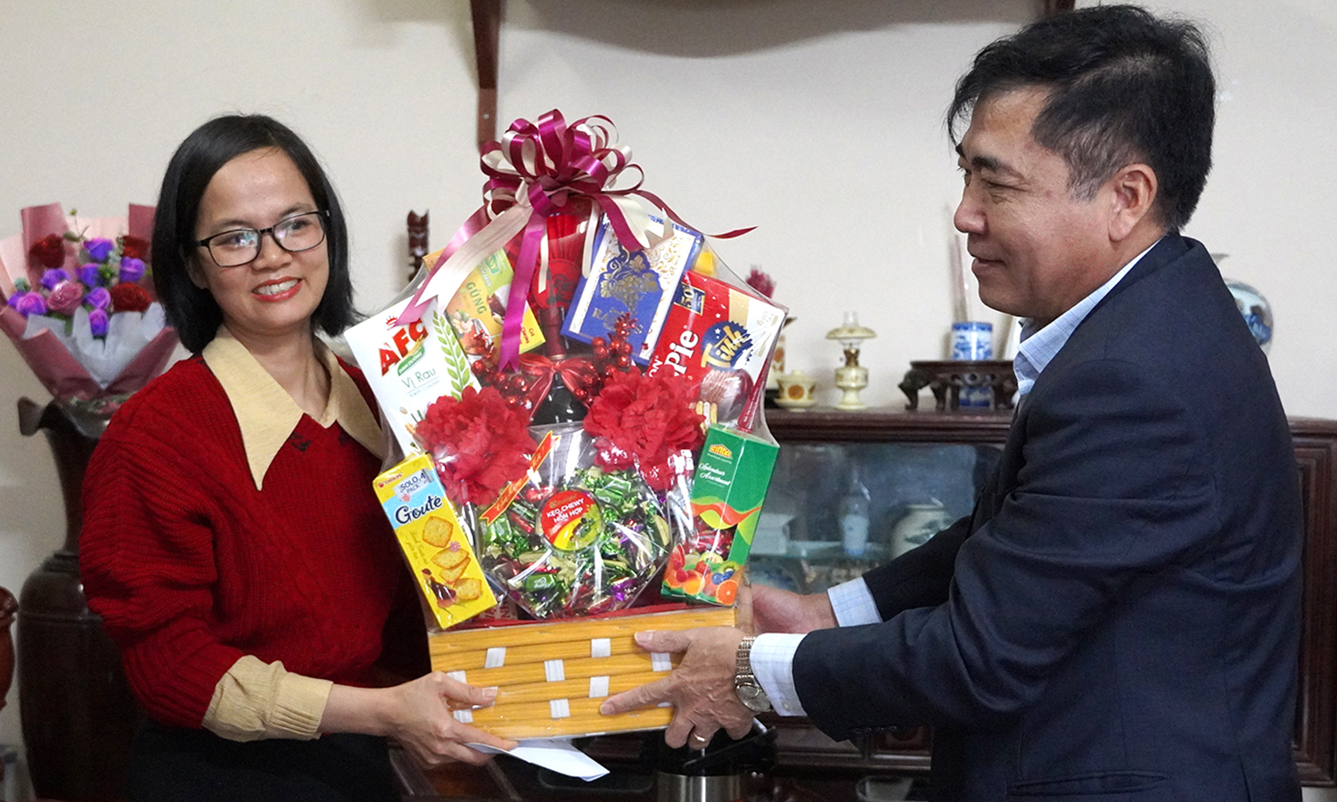 Lãnh đạo tỉnh thăm, tặng quà gia đình cán bộ, chiến sĩ công tác tại Nhà giàn DK1, quần đảo Trường Sa