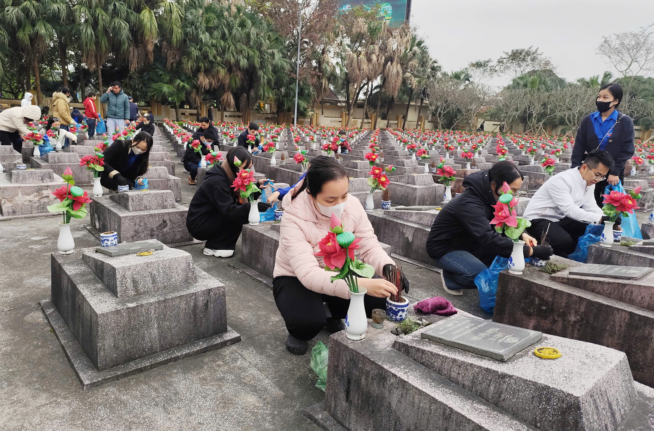 Gần 200 đoàn viên, thanh niên dọn vệ sinh Nghĩa trang liệt sỹ Ba Dốc