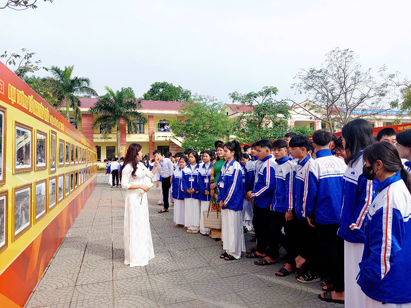 Khai mạc triển lãm 