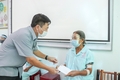 “Ông già Noel” từ Mỹ đến tặng quà cho bệnh nhi tại Bệnh viện Đa khoa tỉnh Quảng Trị