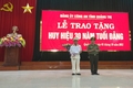 Trao tặng Huy hiệu Đảng cho đảng viên 30, 40 năm tuổi đảng