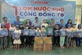 Tặng 100 suất quà cho học sinh có hoàn cảnh khó khăn ở huyện Cam Lộ