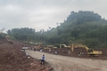 Yêu cầu bóc bỏ lớp thảm nhựa được thi công khi trời đang mưa trên Quốc lộ 15D