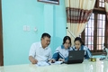 Học sinh miền núi giữ gìn nghề đan chổi đót truyền thống