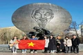 Bên cửa sổ toa tàu