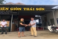Cô giáo trả lại ví cho du khách nước ngoài