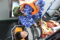 Giải cứu thành công một người dân bị sóng cuốn trôi khi hái rong mứt trên biển