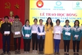 Trao học bổng, khen thưởng cho học sinh, sinh viên
