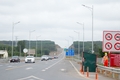 Cần xử lý nghiêm việc tự ý tháo dỡ hàng rào lưới thép gai để ra vào cao tốc Cam Lộ - La Sơn
