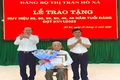 Trao tặng Huy hiệu 80 năm tuổi Đảng cho đảng viên lão thành
