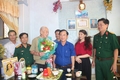 Chỉ huy trưởng Bộ CHQS tỉnh, Đại tá Nguyễn Hữu Đàn thăm, tặng quà cựu chiến sĩ Điện Biên