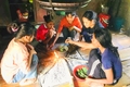 Chông chênh đường đến trường của cô bé mồ côi