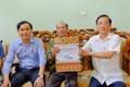 Trưởng Ban Tuyên giáo và Dân vận Tỉnh uỷ Hồ Đại Nam thăm, tặng quà các gia đình Anh hùng lực lượng vũ trang