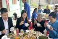 Bữa cơm “chan” nghĩa tình