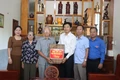 Lãnh đạo tỉnh thăm, tặng quà gia đình người có công