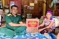 Thăm hỏi, tặng quà cho gia đình người có công