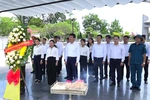 Đoàn đại biểu phường Đồng Hới dâng hương viếng các anh hùng liệt sĩ