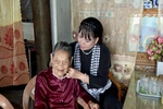 Tặng quà tri ân người có công với cách mạng