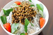 Thưởng thức tô bún hến Mai Xá nổi tiếng ở Quảng Trị