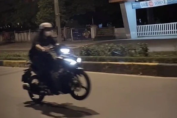 Nữ sinh “bốc đầu” xe chạy một bánh có thể bị phạt đến 8 triệu đồng